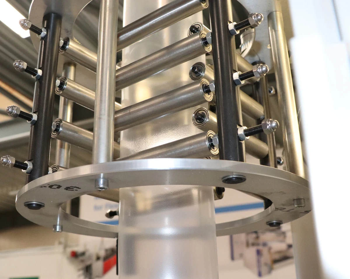 Calibrating basket rollers for laboratory blown film extruders