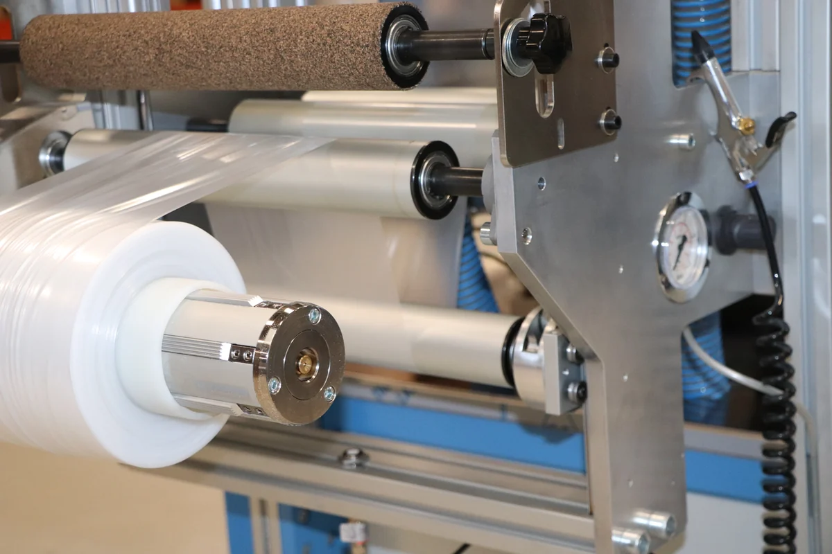 Single-shaft laboratory blown film winder with finished film roll