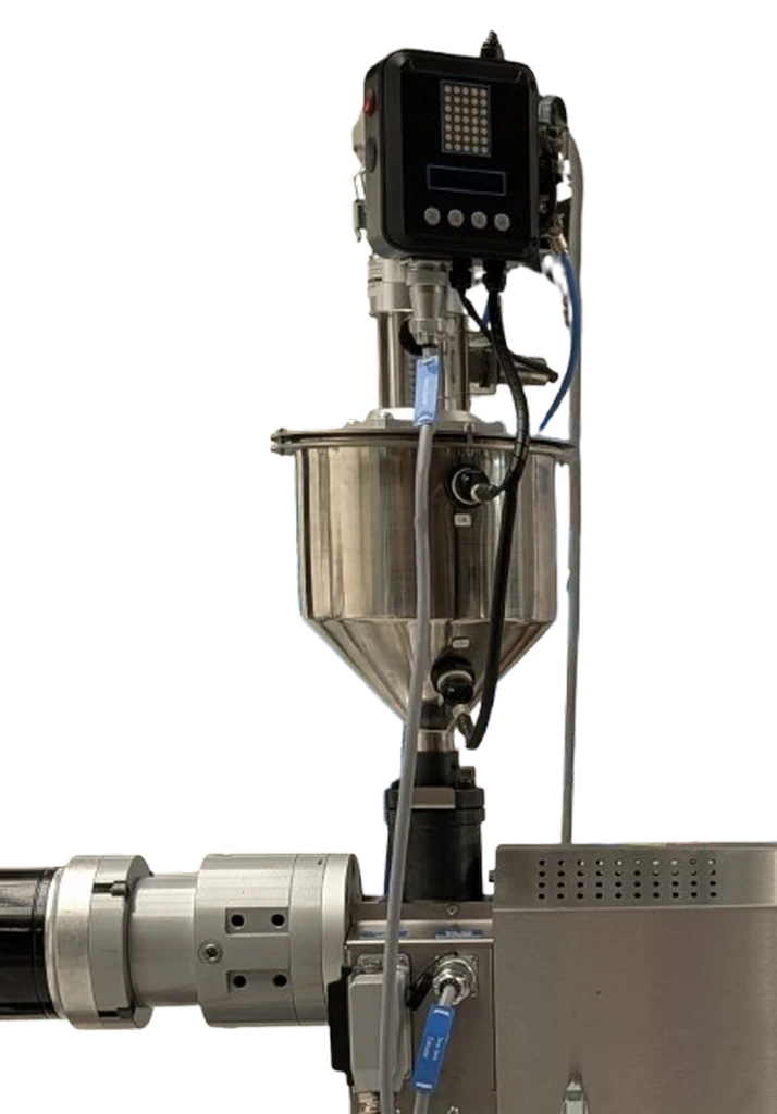 Venturi loader mounted on a laboratory extruder hopper
