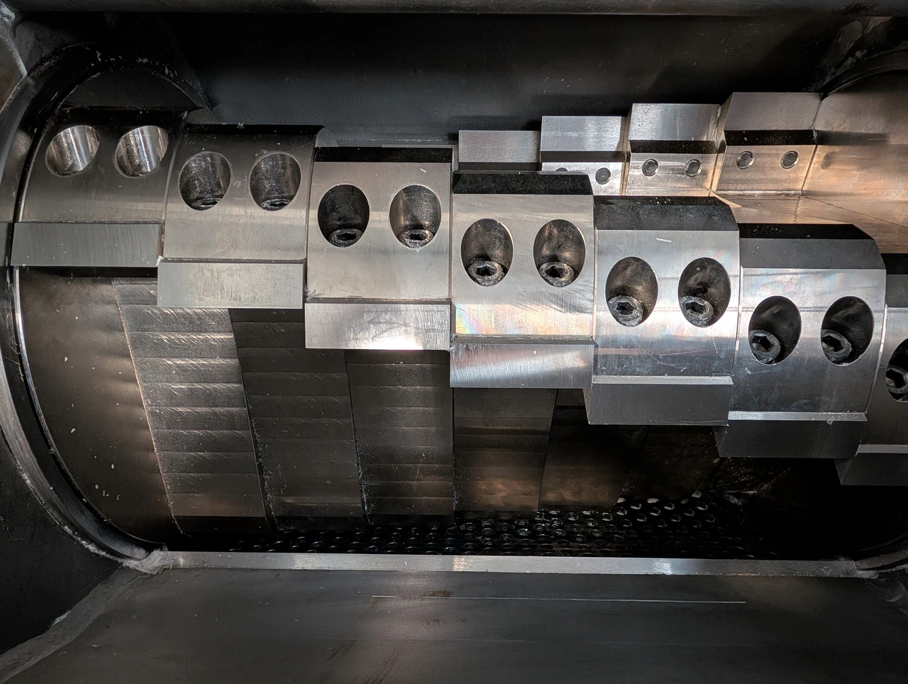 Green Extrusion plastic granulator rotor with staggered cutting knives inside the cutting chamber